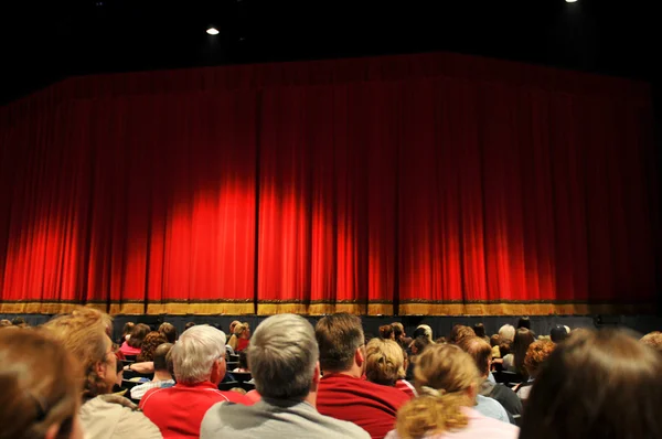 Audience ready for tha program to star — Stock Photo, Image