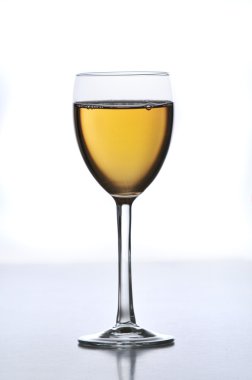 Bir bardak beyaz şarap