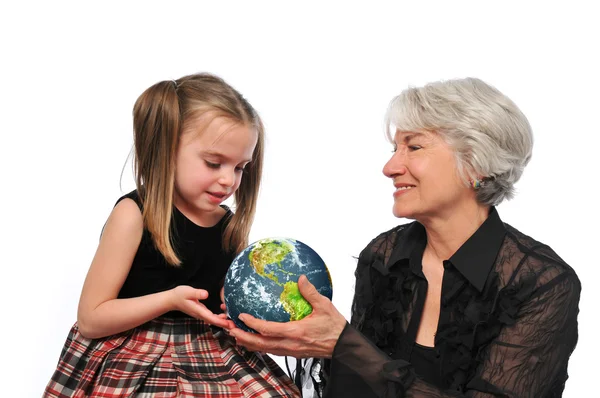 Grand-mère et fille tenant la terre — Photo