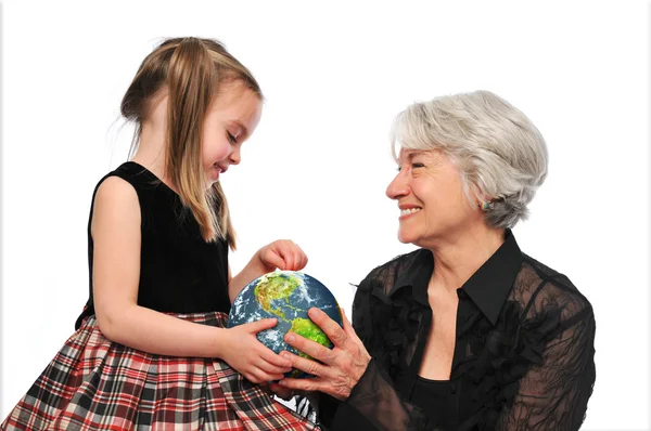 Großmutter und Mädchen, die die Erde halten — Stockfoto