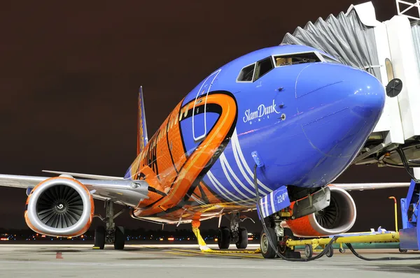 Avión comercial en el aeropuerto — Foto de Stock