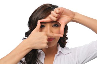 eller çerçeveleme ile oldukça genç bir Asyalı kadın