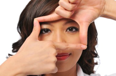 eller çerçeveleme ile oldukça genç bir Asyalı kadın