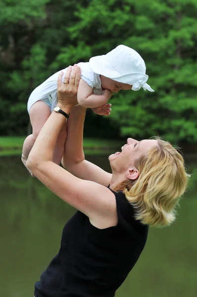 Mutter hält ihre Tochter — Stockfoto