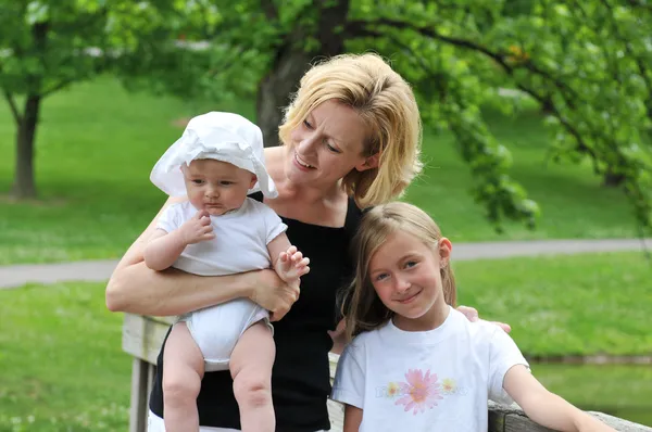 Mutter und Kinder im Freien — Stockfoto