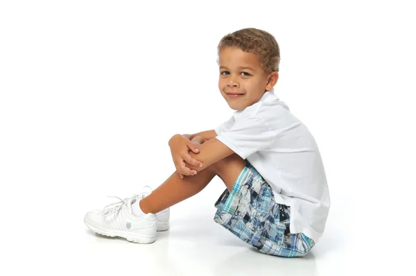 Chłopiec siedzi — Zdjęcie stockowe