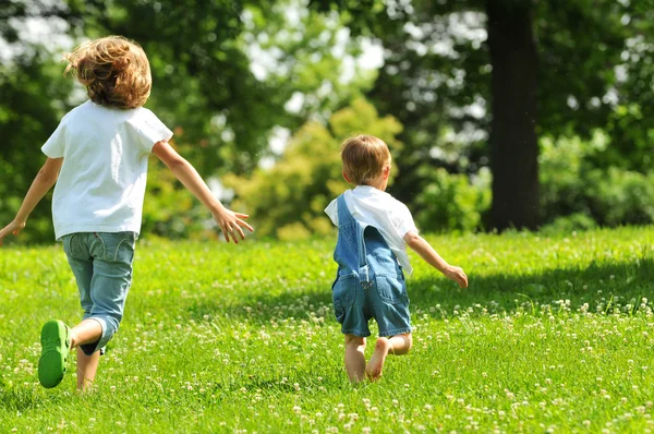 Kinder rennen ins Freie — Stockfoto