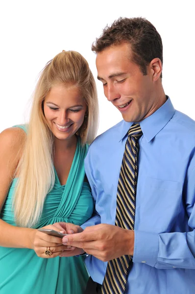 Νεαρό ζευγάρι με κινητό τηλέφωνο — Φωτογραφία Αρχείου