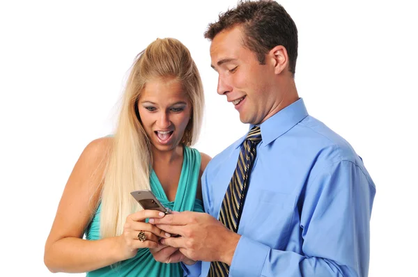 Νεαρό ζευγάρι με κινητό τηλέφωνο — Φωτογραφία Αρχείου