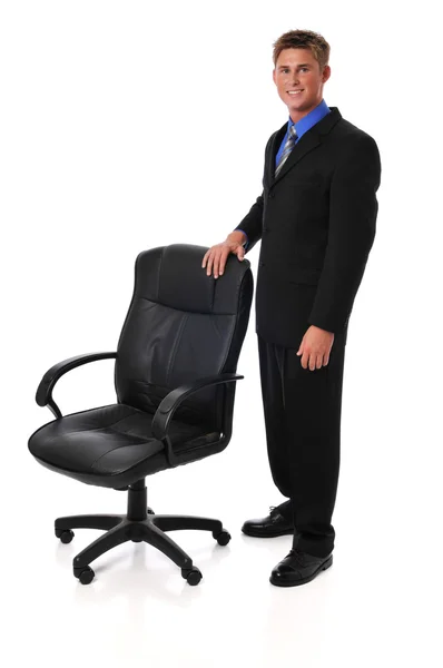 Jovem empresário com cadeira — Fotografia de Stock