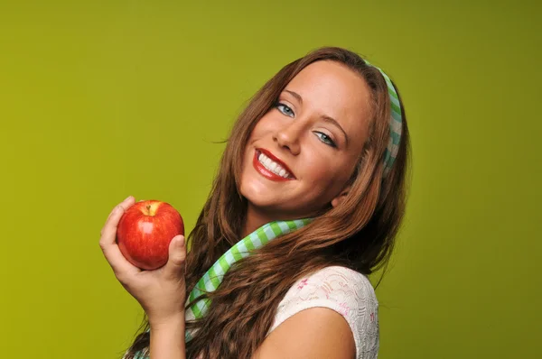 Брюнетка держит яблоко — стоковое фото