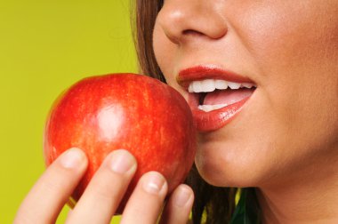 Elma yiyen genç kız