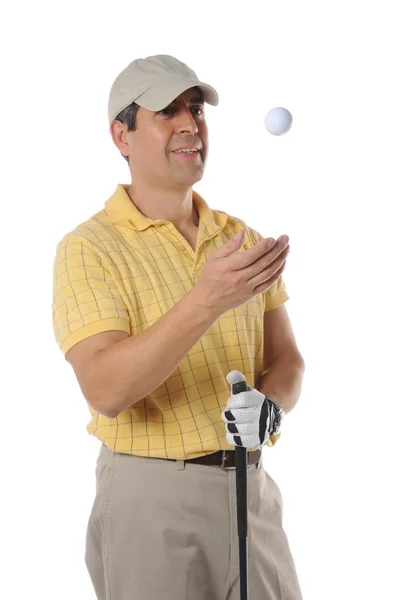 Гольфист бросает мяч — стоковое фото
