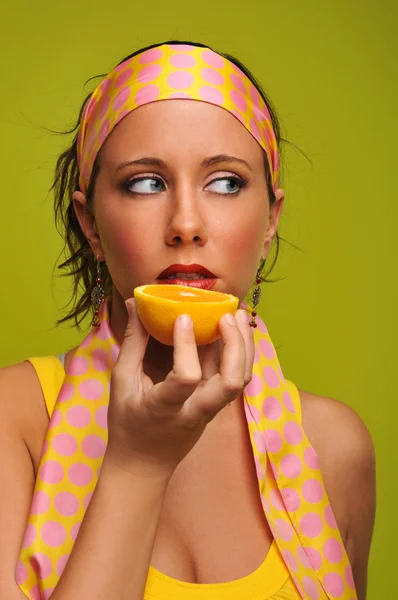 Modelo morena bonita com laranja — Fotografia de Stock