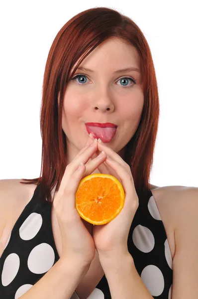 Mujer joven sosteniendo una naranja — Foto de Stock