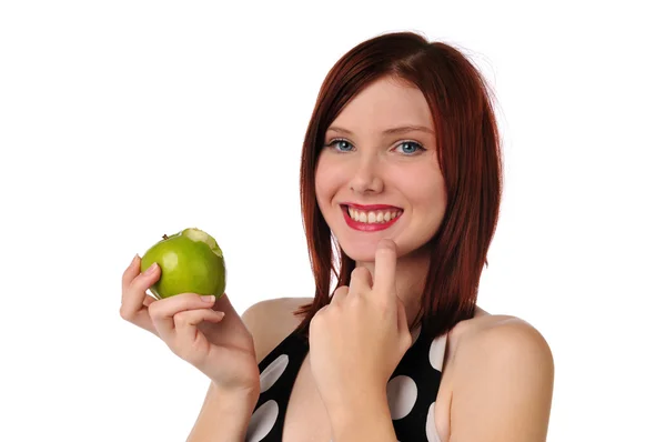 Молодая женщина держит яблоко — стоковое фото