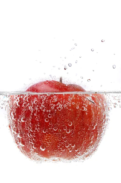Apple i kolsyrat vatten — Stockfoto