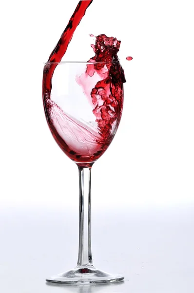 Vin rouge versé sur verre — Photo