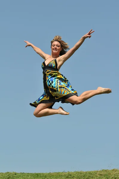 Vrouw springen buitenshuis — Stockfoto