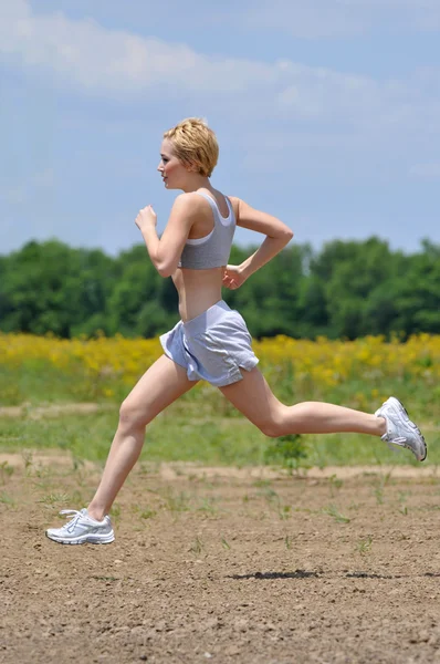 Nainen juoksemassa — kuvapankkivalokuva