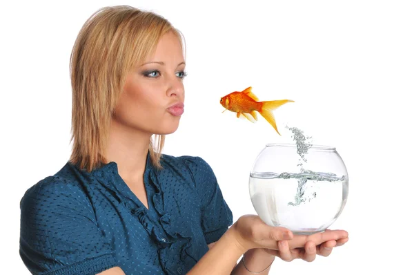 Goldfische springen und Mädchen küssen — Stockfoto