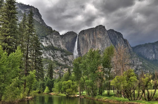 Yosemite vie de la rivière — Photo