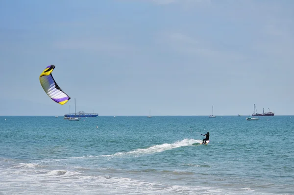 Kitesurfer na praia — Fotografia de Stock