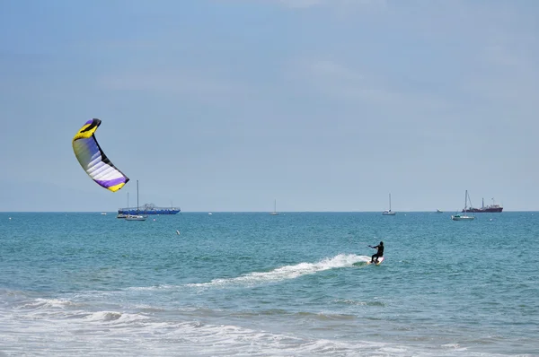 해변에서 Kitesurfer — 스톡 사진