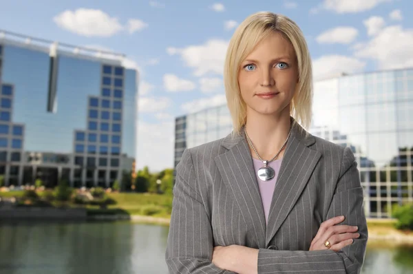 Geschäftsfrau mit Gebäuden im Hintergrund — Stockfoto
