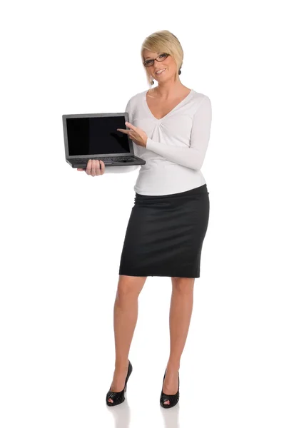 Młoda bizneswoman z laptopem — Zdjęcie stockowe