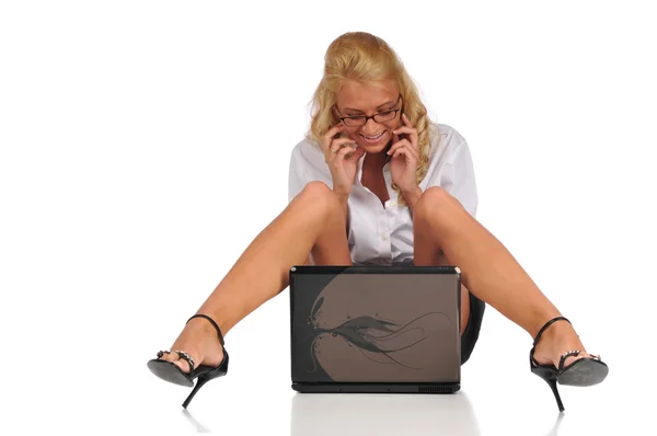 Geschäftsfrau auf ihrem Laptop — Stockfoto