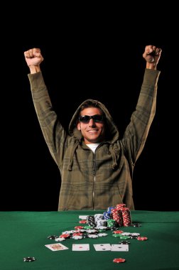 poker oyuncusu kutluyor