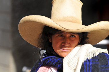 Perulu yerli kadın geleneksel giyim