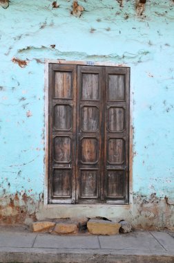 oude grungy deur met getextureerde muren