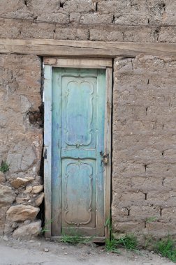oude grungy deur met getextureerde muren