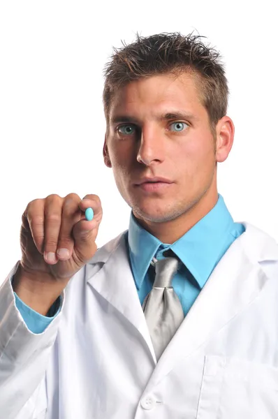 Doutor segurando uma pílula — Fotografia de Stock