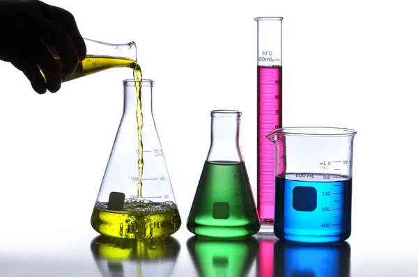 Vetreria da laboratorio contenente diversi liquidi colorati — Foto Stock