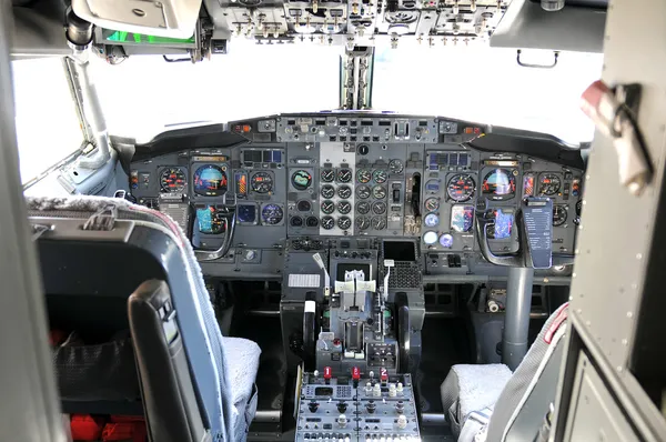 Commercial airline cockpit — Stock Photo, Image