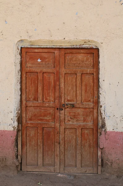 Vieille porte grunge avec mur texturé — Photo