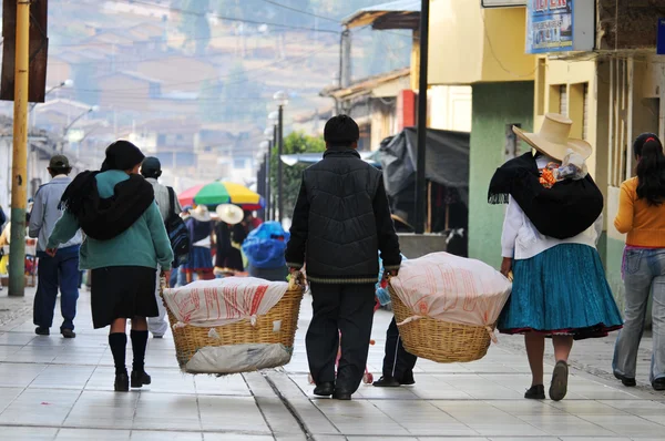 Vendedores ambulantes carregando cestas de pão no norte do Peru — Fotografia de Stock