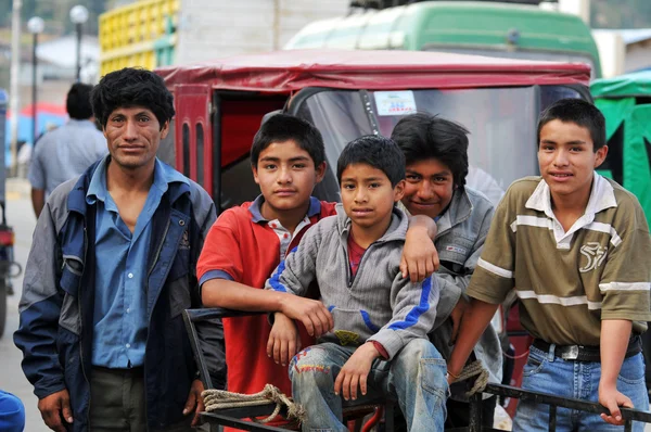 Mand med børn i det nordlige Peru - Stock-foto