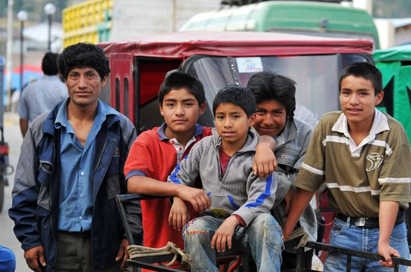 Mann mit Kindern in Nordperu — Stockfoto