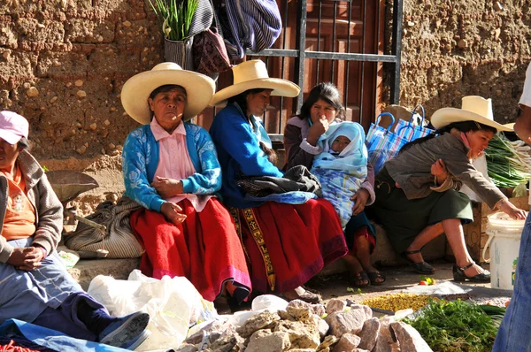 Grupp av lokala kvinnor i en gatumarknad i norra peru — Stockfoto