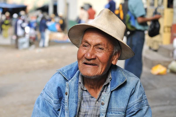 Vieil homme au marché local dans le nord du Pérou — Photo