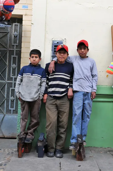 Shoe shine children in Northern Peru — Stock Photo, Image