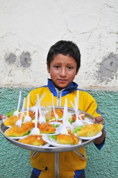 Kind verkauft Lebensmittel auf den Straßen von Nordperu — Stockfoto
