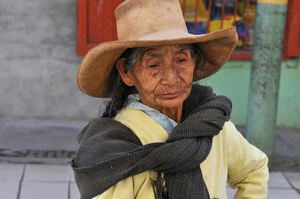 Gammel kvinde på et lokalt gademarked i det nordlige Peru - Stock-foto