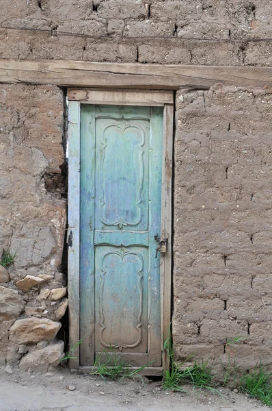 Puerta gruesa vieja con paredes texturizadas — Foto de Stock