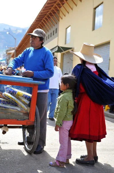 Vendedor de sorvete no mercado local — Fotografia de Stock