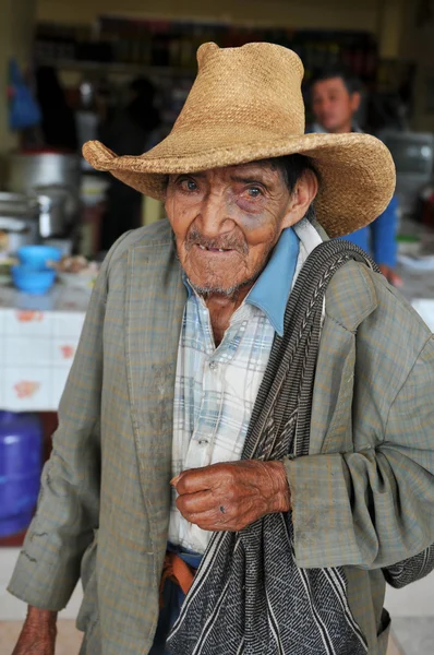 Velho implorando em um mercado de rua local no norte do Peru — Fotografia de Stock